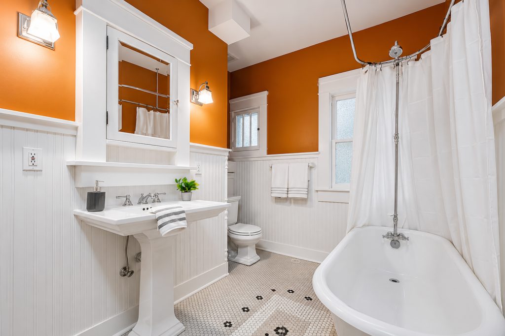 1909-Craftsman-Style-Bungalow-Bathroom Design